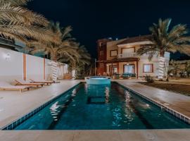 Luxury private villa with pool، كوخ في الغردقة