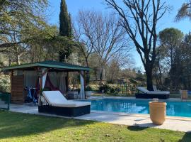 Maison + piscine à 10 min d'Aix en Pce, hotel cu parcare din Meyreuil