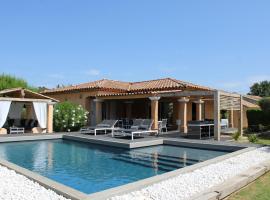 Amazing holiday home in Le Val with private pool, hótel í Dauphin