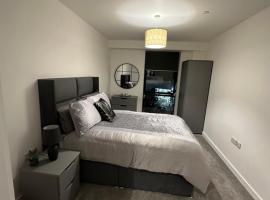 Manchester lovely two bedrooms apartment, cheap hotel in Broadheath