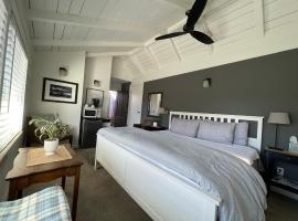 The Midtown Cottage- w/ Private Entrance and Views, hotel with parking in Santa Cruz