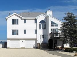 Bay Front Home - Watch the sun rise over LBI. Pier for Boat/Swim/SUP/Kayak/Crab, cottage ở Manahawkin