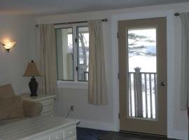 Spacious riverfront with balcony Sheepscot Harbour Vacation Cub Studio #211, hotel in Edgecomb