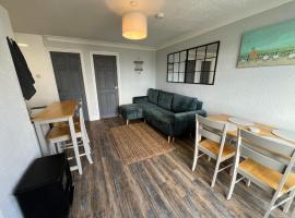 88, Belle Aire, Hemsby - Two bed chalet, sleeps 5, bed linen and towels included - pet friendly, hotel in Great Yarmouth