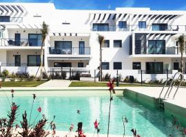 Atico con piscina, golf, vistas al mar, apartamento em Torre de Benagalbón