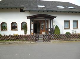 Haus Götterlay, hotelli kohteessa Bruttig-Fankel