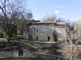 Les Grottes, hotel with parking in Sivergues