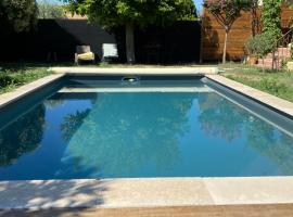 Gîte Lou Sabaï au pied des dentelles de Montmirail, piscine partagée, hotel em Aubignan