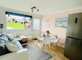 “BLISS ON THE BAY ” chalet in Sandown Bay Holiday Park, apartment in Sandown