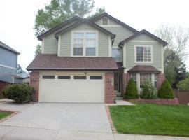 Amazing 4 Bedroom House with nice Backyard, hotel with parking in Littleton