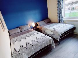 Sherlock's house - 4 spacious bedroom 8 beds Private free parking & WIFI Accessibility Contractors Family with children & pets welcome, atostogų namelis mieste Bertonas prie Trento