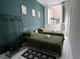 Chambre privée Emmanuel Lourdes, bed & breakfast i Lourdes