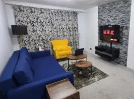 Spacious Large House - Very close to M1 - Walking distance to L&D Hospital - Contractor Friendly - Large groups