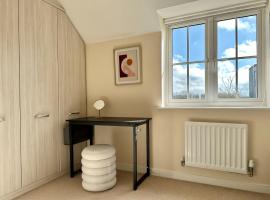 Homely 3 bedroomed House in Bicester, cheap hotel in Bicester