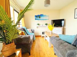 Summer Breeze - Cosy & Warm Holiday Home in Youghal's heart - Family Friendly - Long Term Price Cuts, cottage in Youghal