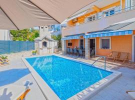 Vacation house with heated swimming pool 70 meters from the beach-Bobanac, hotel in Ražanj
