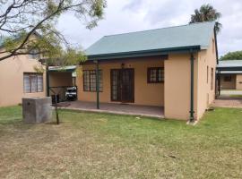 Unit 24 Pendleberry Grove Holidays, guest house in Bela-Bela