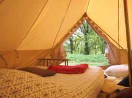 Tente Tipi en pleine forêt, tented camp en Burzet