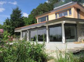 Ferienhaus hoch über dem Taubertal mit fantastischem Weitblick, Dachterrasse, 2000m2 großem Grundstück und Kamin, sewaan penginapan di Lauda-Königshofen