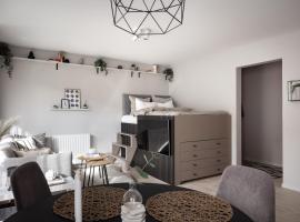 Peaceful Scandinavian Studio - 19mins from City Centre, hotel familiar en Estocolmo