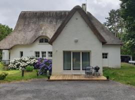 Romantique petite chaumière près de Guérande, orlofshús/-íbúð í Saint-Lyphard