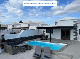 Stunning Villa Arabella - Heated Pool - BBQ - Amazing Terrace - Playa Blanca, accessible hotel in Playa Blanca