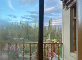 Shashi Guesthouse, apartman u gradu Shūshot