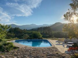Wonderful comfortable finca in the Burga valley: Rasquera'da bir otoparklı otel