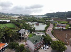Yeonhwachon Pension, отель в Чеджу, рядом находится Спортивный парк «Эволь Кынрин»