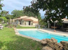 Villa Familiale piscine, spa, proche de Valbonne, holiday home in Châteauneuf