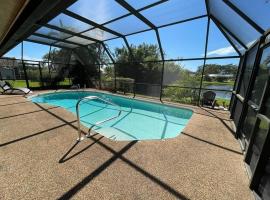 Pool home with a new sparkling pool, close to beach, lovely lake view, hotel a Naples