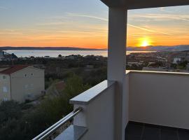 Apartment Marko with a beautiful view of the sea, feriebolig i Kastel Sucurac