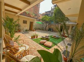 The Melo pomelo courtyard. ( Right in between Thamel and basantapur durbar square), apartment in Kathmandu