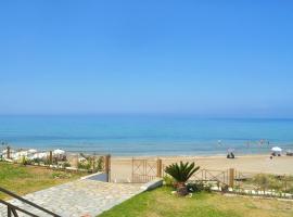 Beachfront 4-bed luxury suite - Agios Gordios, Corfu, Greece, hotel in Agios Gordios