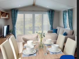 Beauview Brand New For 2023 Wi-Fi and Smart TV, glamping site in Millom