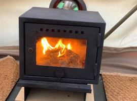 Home Farm Radnage Glamping Bell Tent 3, with Log Burner and Fire Pit, Hotel in Radnage