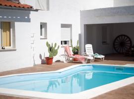 Casa Carmen una casa rural con piscina climatizada，El Batan的鄉間別墅