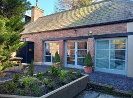 The West Wing at Eriviat Hall Hot Tub, vila v destinaci Henllan