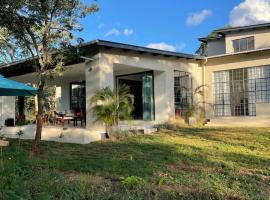 Leopards Hill, Lusaka family home in beautiful nature, villa in Mwambula