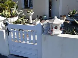 Chambre lit double dans pavillon , chez Lilyanne
