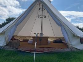 Home Farm Radnage Glamping Bell Tent 6, with Log Burner and Fire Pit, hotell i High Wycombe