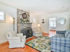 Charming Waterfront Cottage with Private Dock!, hotel med parkering i South Haven
