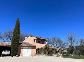 Les ECUREUILS, hotel na may parking sa Saint-Cannat