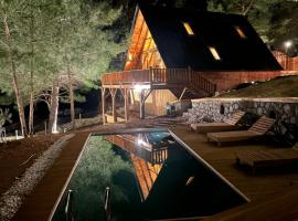 Panurlawoodenhouse özel havuz& sauna mavi, chata v destinaci Urla