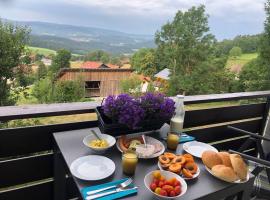 Apartment Panoramablick 2, hotel in Böbrach