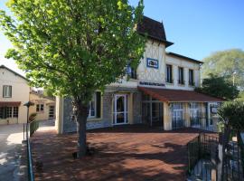 Auberge des &Eacute;cluses, hotel near Saint-Germain Golf Course, Carri&egrave;res-sous-Poissy