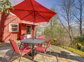 The Red Loft Candler Cottage 18 Mi to Asheville!, hotel con parcheggio a Candler