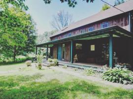 Wonderful Farm Escape With Swim Creek & Hiking Trails, ξενοδοχείο σε Saugerties