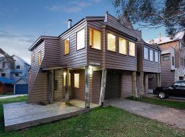 HAY SHED Chalet, alpine-getaways, hotel en Dinner Plain