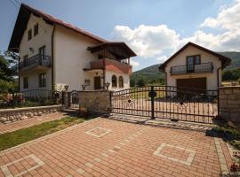 Apartments with a parking space Licko Lesce, Velebit - 20985, hotel barato en Otočac